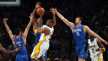 Los Angeles' Lakers guard Kobe Bryant (C