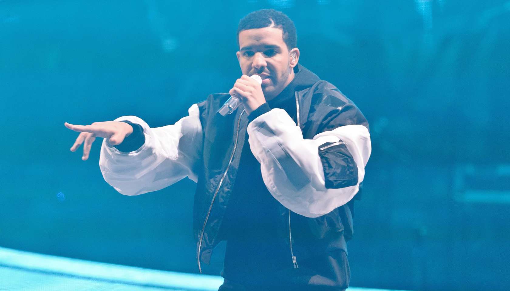 Drake Locks Lips With A Special Guest At Coachella