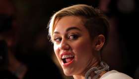 Miley Cyrus 'Bangerz' Record Release Signing