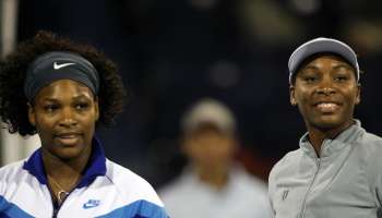 Venus (R) and Serena (L) pose before the
