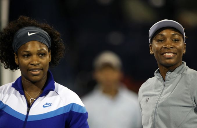 Venus (R) and Serena (L) pose before the