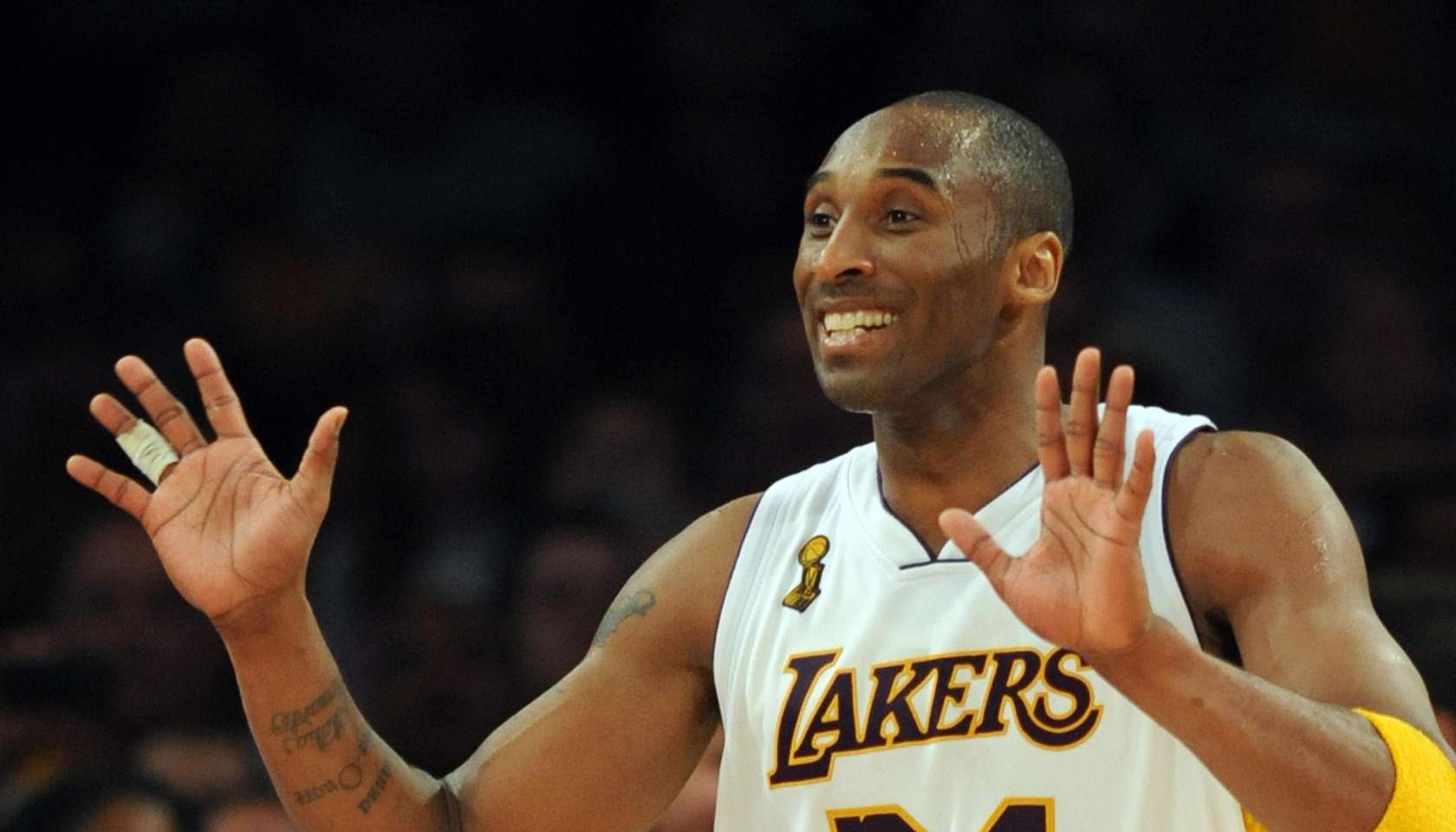 Kobe Bryant of the Los Angeles Lakers ce